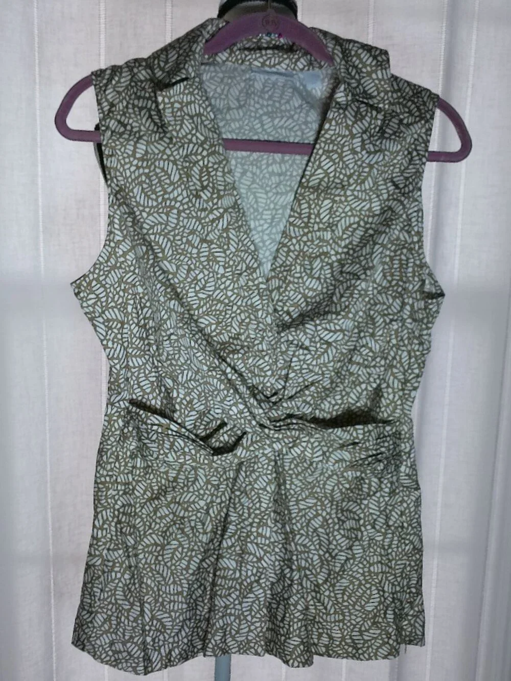 NEW YORK & CO. NWT Slveless V-Neck Side Zip White w/Tan Leaf Design Blouse L